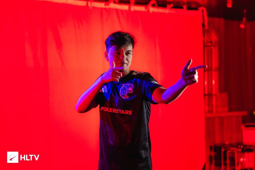 Molodoy fazendo pose de Sniper